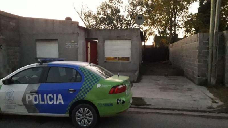 Allanaron la casa del adolescente que asalt una ferretera